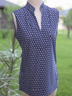 Jude Connally Navy and White Sleeveless Split-Neck Top New No Tag